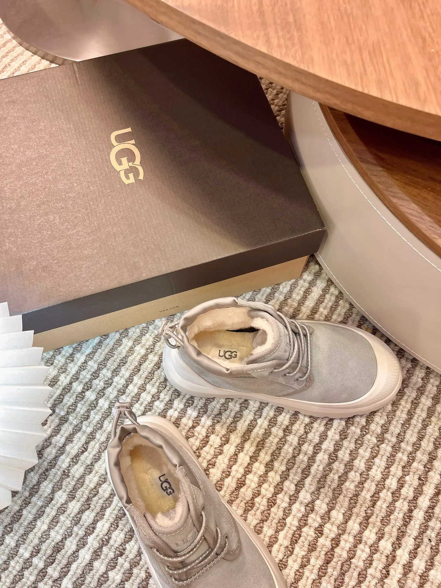 【UGG】 P: 560💰 Couple shoes Size: Women’s size 35-40 / Men’s size 40-44 UGG Tasman Weather Hybrid slip-on snow boots👢 Wang Yibo's same style 👏 adds a large orange sole to the classic Tasman shoe style, functional color contrast design, environmentally friendly waterproof and snowproof material, which has both fashionable and functional attributes. At the same time, it is paired with the new UGG furry shoes Keen's furry color-blocking jacket. Bright orange and maroon collide to create a new light outdoor style and open up a new travel experience in early autumn! Using the best materials, the 17mm fur integrated surface is warmer and breathable, and the outsole is upgraded to a lightweight and wear-resistant light wing technology outsole!